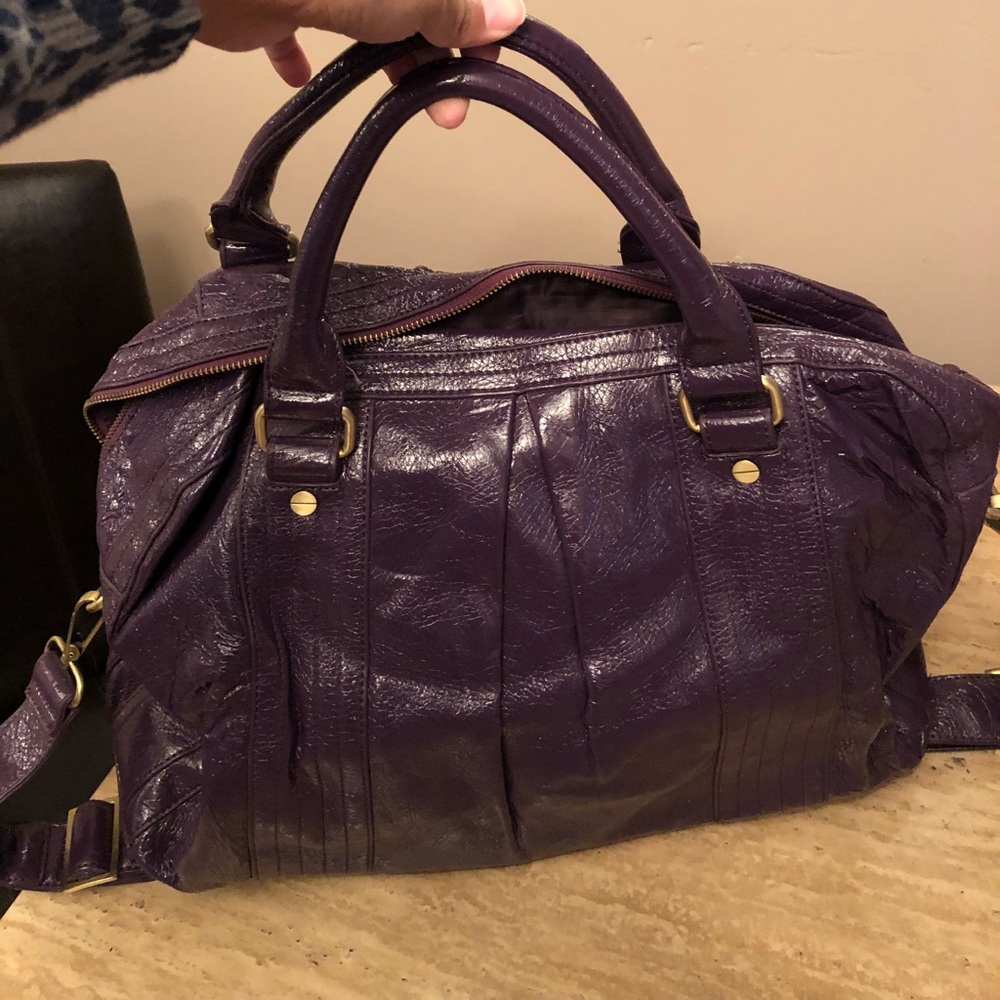 Large crossbody/satchel patent leather bag.